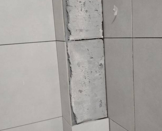 湘桥瓷砖空鼓维修公司分享下瓷砖施工前基层浇水润湿程度不足，可能导致以下问题